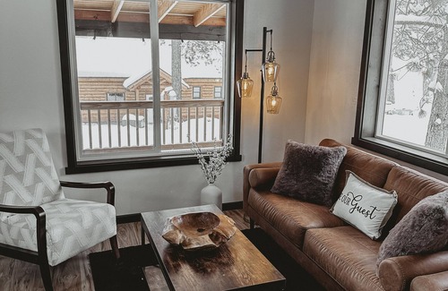 Creston Cabina | Modern Lodge Styled Cabin. 30 mins from Glacier Park. Mtn Views and Pond Onsite