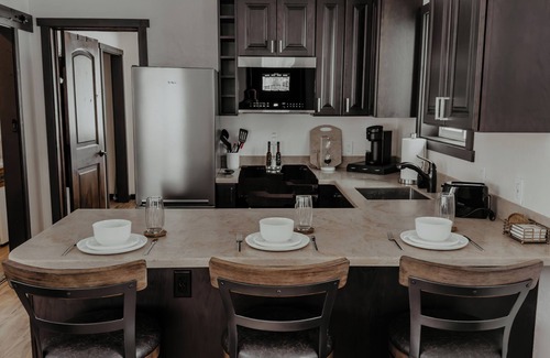 Creston Cabina | Modern Lodge Styled Cabin. 30 mins from Glacier Park. Mtn Views and Pond Onsite