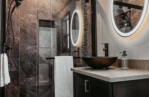 Creston Cabina | Modern Lodge Styled Cabin. 30 mins from Glacier Park. Mtn Views and Pond Onsite