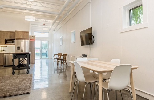 Bridgeland Apartamento | Modern Loft Haven | BBQ, Sleeps 6 |