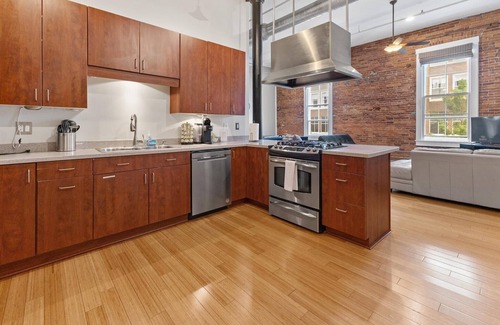 Wholesale District Apartamento | Modern Loft next to Georgia St. & Convention Ctr.