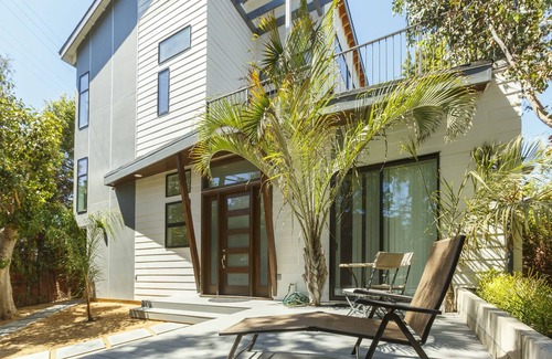 Venice Casa | Modern Loft Rooftop Deck Venice Beach Studio Bedroom Apts by RedAwning