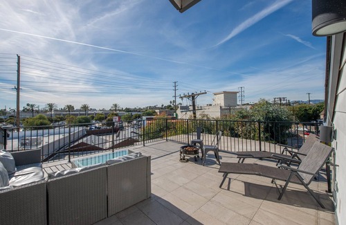 Venice Casa | Modern Loft Rooftop Deck Venice Beach Studio Bedroom Apts by RedAwning