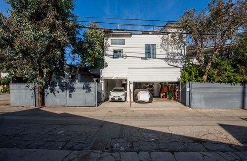 Venice Casa | Modern Loft Rooftop Deck Venice Beach Studio Bedroom Apts by RedAwning