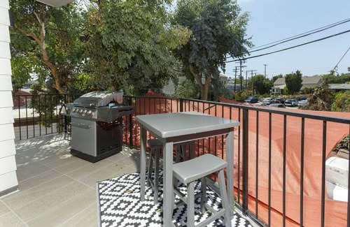 Venice Casa | Modern Loft Rooftop Deck Venice Beach Studio Bedroom Apts by RedAwning