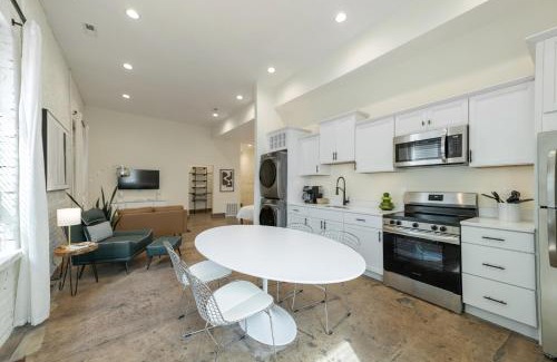 Milton Apartamento | Modern Loft-Style Retreat Near Blenko Glass in Milton, WV