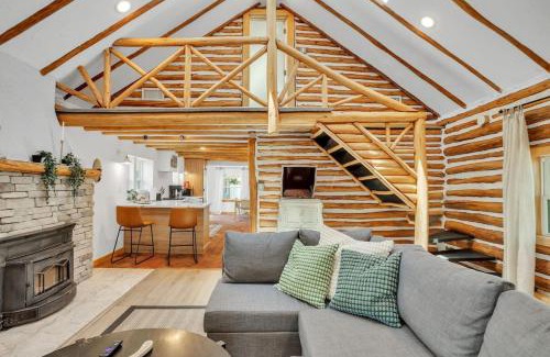 Del Haven Casa | Modern Log Cabin at the beach with Hot Tub, Game Room and Fire Pit