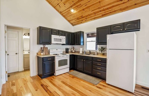 Logan Cabina | Modern Log Cabin, Hot Tub, 5 Mins to Winery/Brewery!