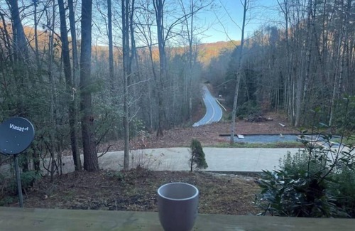 Sunset Casa | Modern Log Cabin near Lake Keowee sleeps 6-8 Hunting and Hicking Trails