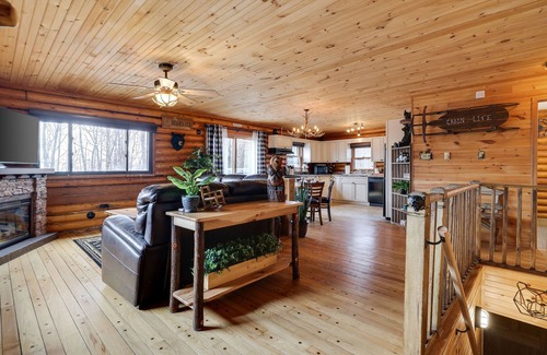 Mount Pocahontas Cabina | Modern Log Cabin, Large Deck, Firepit