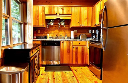 West Jefferson Casa | Modern Log Cabin TH Retreat | Peaceful | Mountain Views | Steps to Downtown WJ