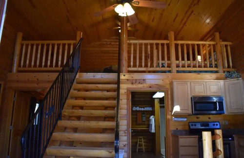 Ahsahka Cabina | Modern log cabin with a cozy cabin feel along the Clearwater River.