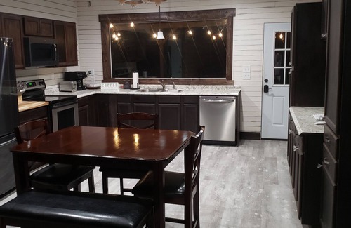 Tulsa Cabina | Modern Log Cabin with indoor and outdoor jacuzzi tubs