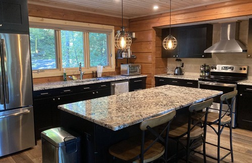 Lake of Bays Cabaña | Modern Log Cottage on Quiet Lake in Muskoka