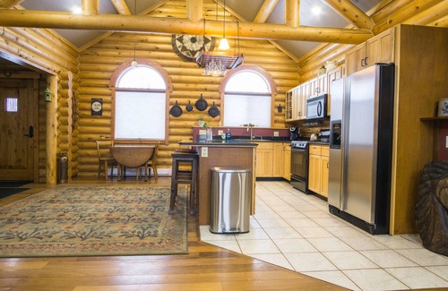Victor Casa | ¡Casa de troncos moderna con vistas a los Tetons!