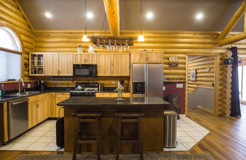 Victor Casa | ¡Casa de troncos moderna con vistas a los Tetons!