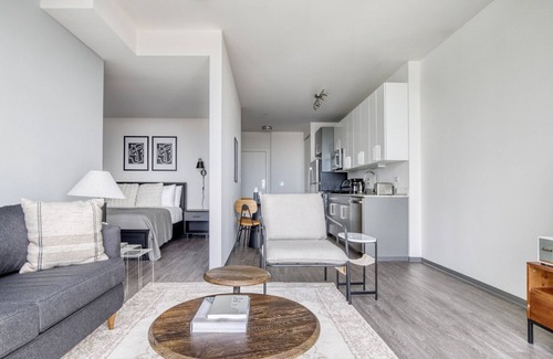 Logan Square Apartamento | Modern Logan Square 1BR w/ Roof Deck & Gym, 1 block to L, by Blueground
