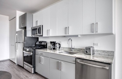 Logan Square Apartamento | Modern Logan Square 1BR w/ Roof Deck & Gym, 1 block to L, by Blueground