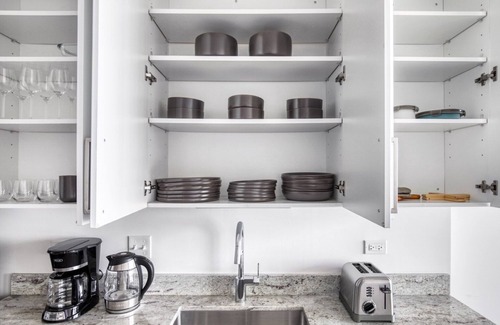 Logan Square Apartamento | Modern Logan Square 1BR w/ Roof Deck & Gym, 1 block to L, by Blueground