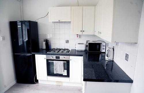 Hale Casa | Modern London House With Free Parking & Family Friendly