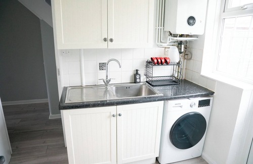 Hale Casa | Modern London House With Free Parking & Family Friendly