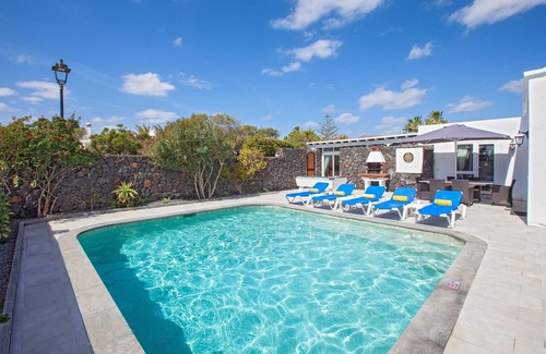 Los Mojones Villa | Modern Los Mojones Villa | Casa Penyas Blancas Dos | 4 bedrooms | Private Heated Pool | Puerto Del Carmen