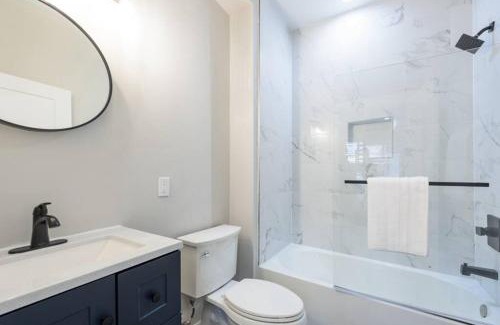 Southeast Apartamento | Modern LUX 2BR Apartment in DC with Patio