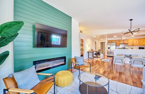 Everett Casa | Modern LUX 4 bdrm - Near Mall, Boeing, Paine Field & Eateries!