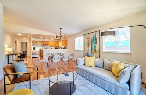 Everett Casa | Modern LUX 4 bdrm - Near Mall, Boeing, Paine Field & Eateries!