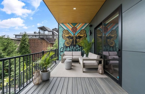 Communipaw Casa | Modern Lux Penthouse. Rooftop Views of NYC!