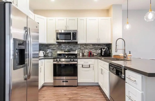 Valencia Apartamento | Modern Luxe 1bd/1bath Dream Apartment by Six Flag Magic Mountain/ Santa Clarita