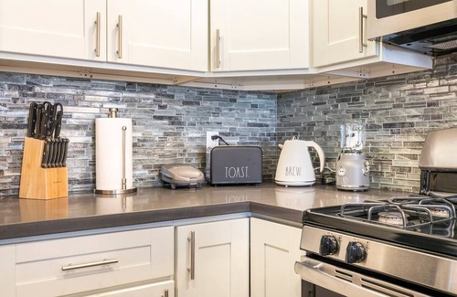 Valencia Apartamento | Modern Luxe 1bd/1bath Dream Apartment by Six Flag Magic Mountain/ Santa Clarita