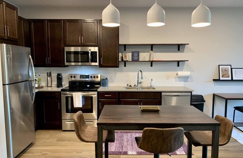 Brown Deer Apartamento | Modern Luxe 1BR Apt with Gym, Pool, and Parking