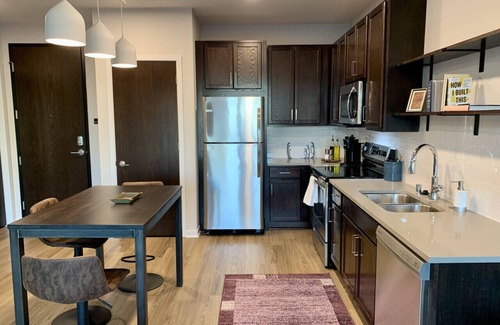 Brown Deer Apartamento | Modern Luxe 1BR Apt with Gym, Pool, and Parking