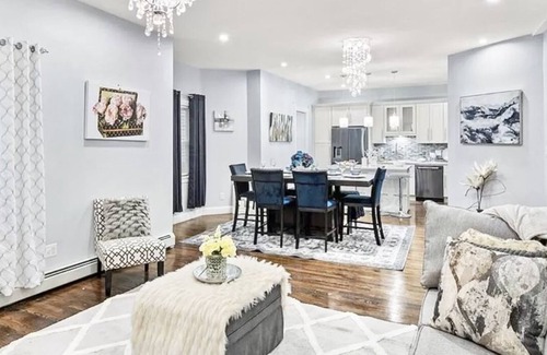 South Side Apartamento | MODERN LUXE 3BEDROOMS/2BATHROOMS/4BEDS/PARKING -FIRST FLOOR APARTMENT
