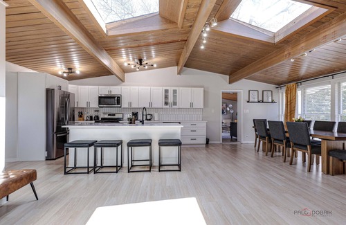 Highland Park Casa | Modern Luxe Home w/Gameroom and Electric Fireplace