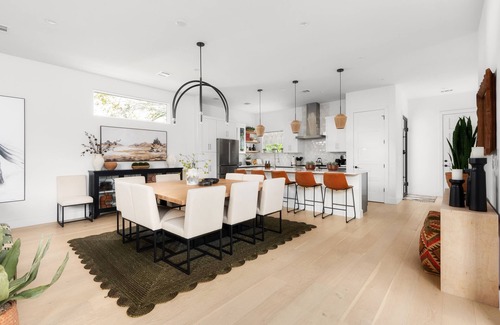 South Lamar Casa | Heated Pool Firepit Billiards Outdoor Movies Big Bedrooms Sleeps 14