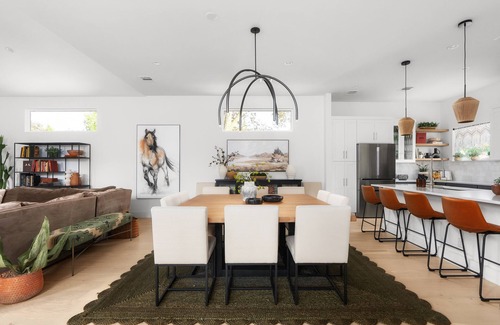 South Lamar Casa | Heated Pool Firepit Billiards Outdoor Movies Big Bedrooms Sleeps 14