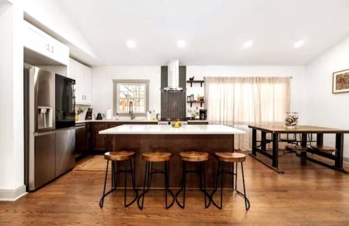 Charlotte Casa | Modern/Luxe style with 2 Master en Suites-Fenced in Custom Home In SouthPark!