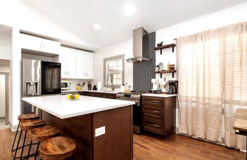 Charlotte Casa | Modern/Luxe style with 2 Master en Suites-Fenced in Custom Home In SouthPark!