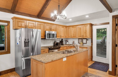 Treeloft Casa | Modern Luxe Treetop Retreat-Hot Tub, Gas Fire Pit, Steps to Ski! Guest Favorite!