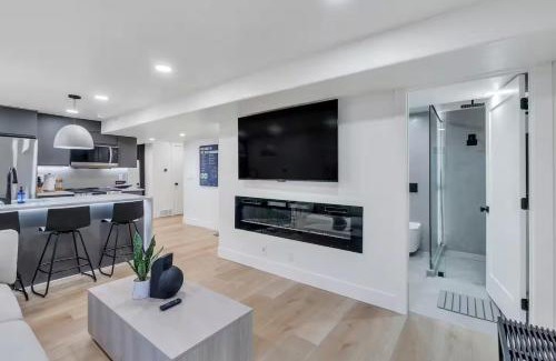 Lehi Apartamento | Modern LuxeDen with Private Hot Tub and Fenced Yard