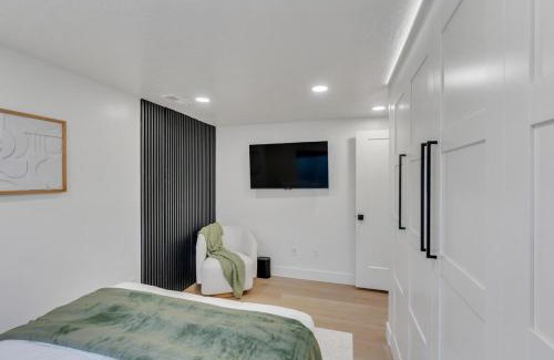 Lehi Apartamento | Modern LuxeDen with Private Hot Tub and Fenced Yard