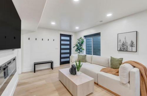 Lehi Apartamento | Modern LuxeDen with Private Hot Tub and Fenced Yard