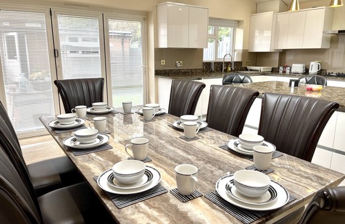 Tea Green Casa | Modern Luxurious Holiday House Near Airport with FREE Parking | Contractor