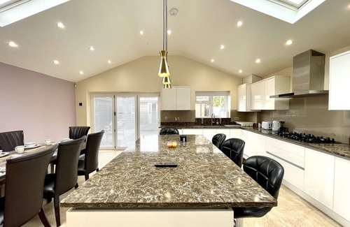 Tea Green Casa | Modern Luxurious Holiday House Near Airport with FREE Parking | Contractor