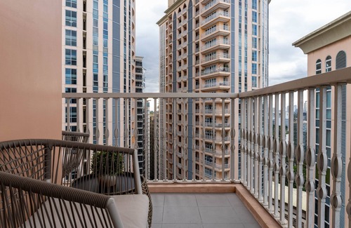 Pinagsama Apartamento | Modern Luxury 1BR in Venice Mckinley