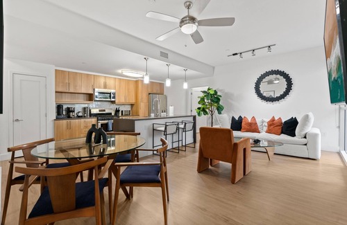 Pico Apartamento | Modern Luxury 2BR in the Heart of Santa Monica – Walk to Beach, Dining & More