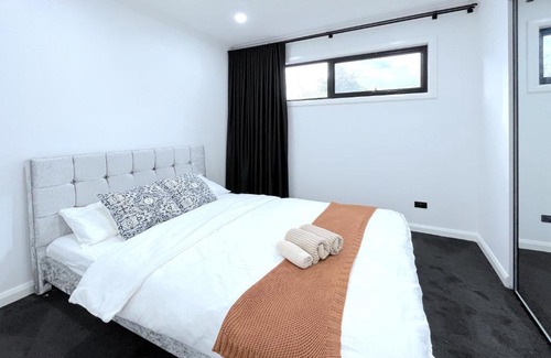 Ringwood Casa | Modern Luxury 3B3 5B Townhouse SmartTV free garage