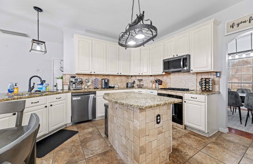The Colony Casa | Modern luxury 4BR pet friendly home w/ Pool & Fire Pit! Minutes from Grandscape